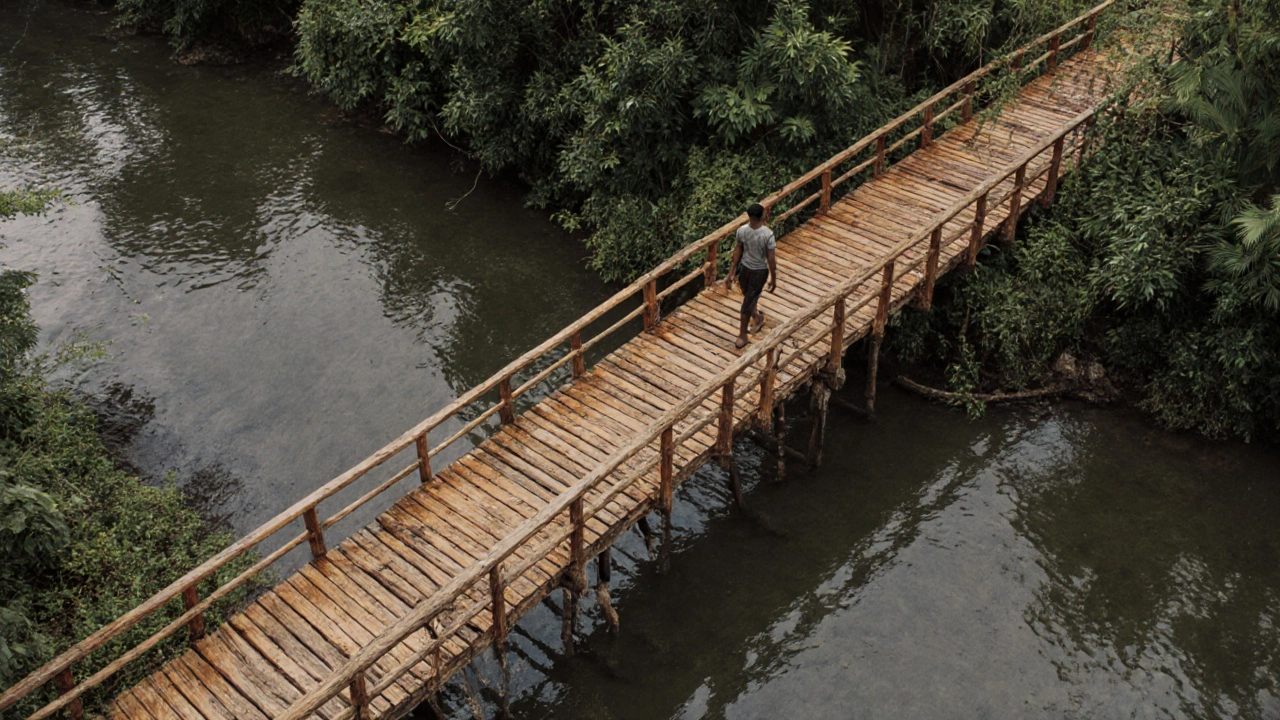 Jembatan kayu bangkirai kokoh melintasi sungai di Kalimantan, tanpa cat atau lapisan kimia.